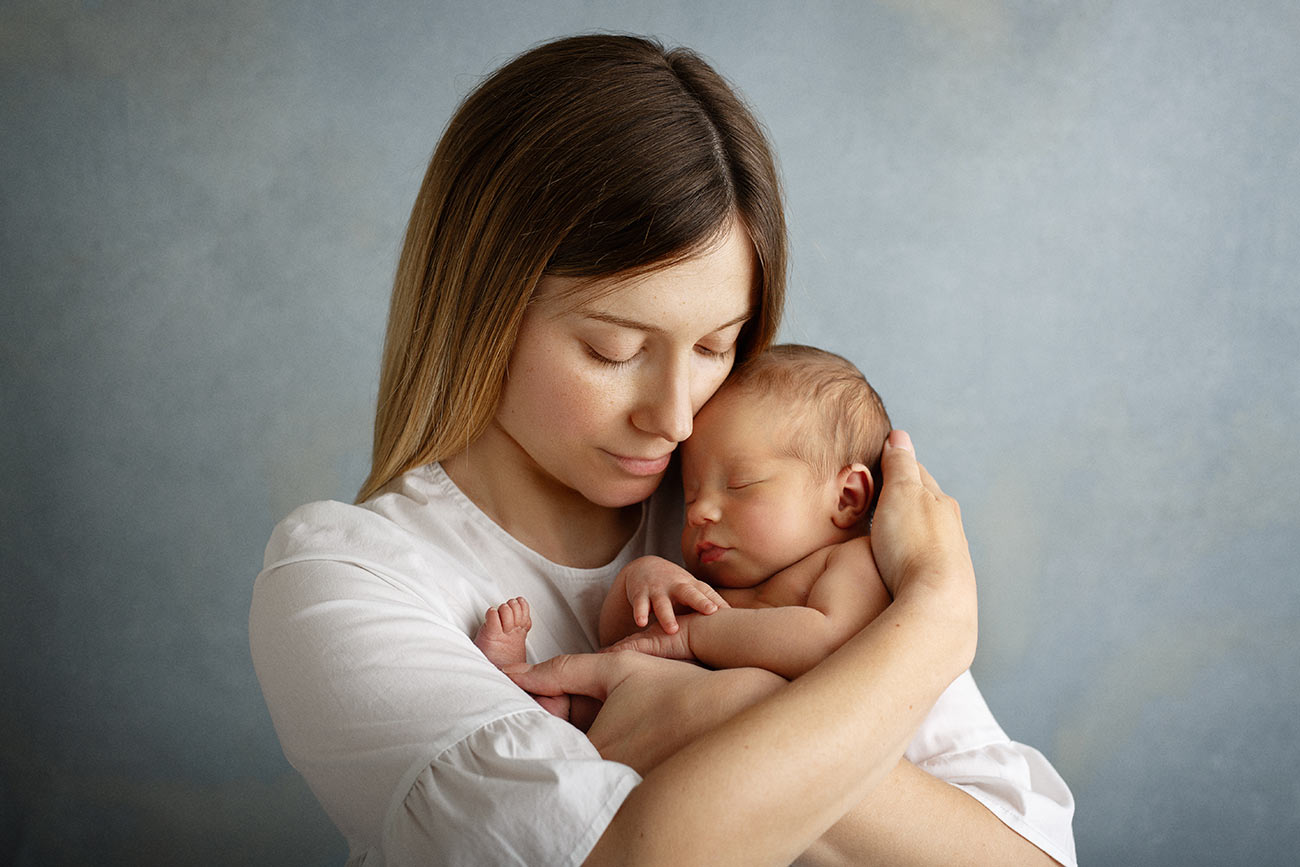 Neugeborenenfotoshooting in Nürnberg mit Mama Baby fotoshooting mit Familie und mit Mama