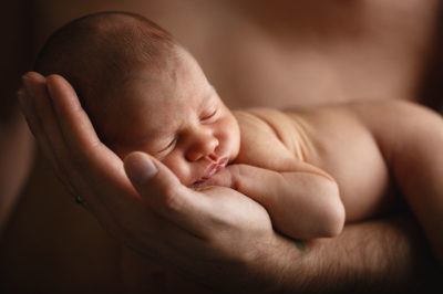 Fotoshooting Baby in Papas Haenden