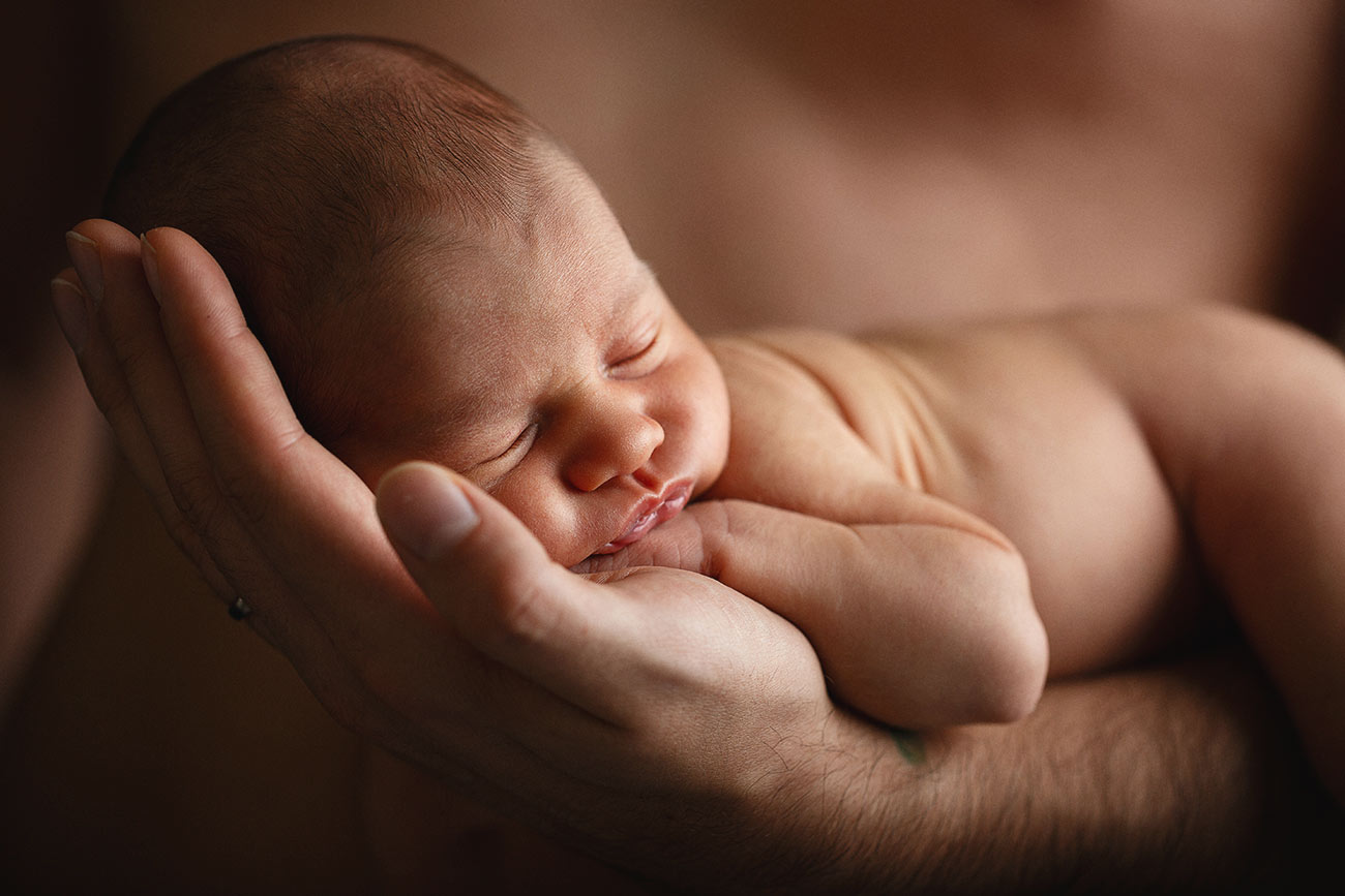 Bilder Baby mit Papa Fotoshooting Baby in Papas Haenden
