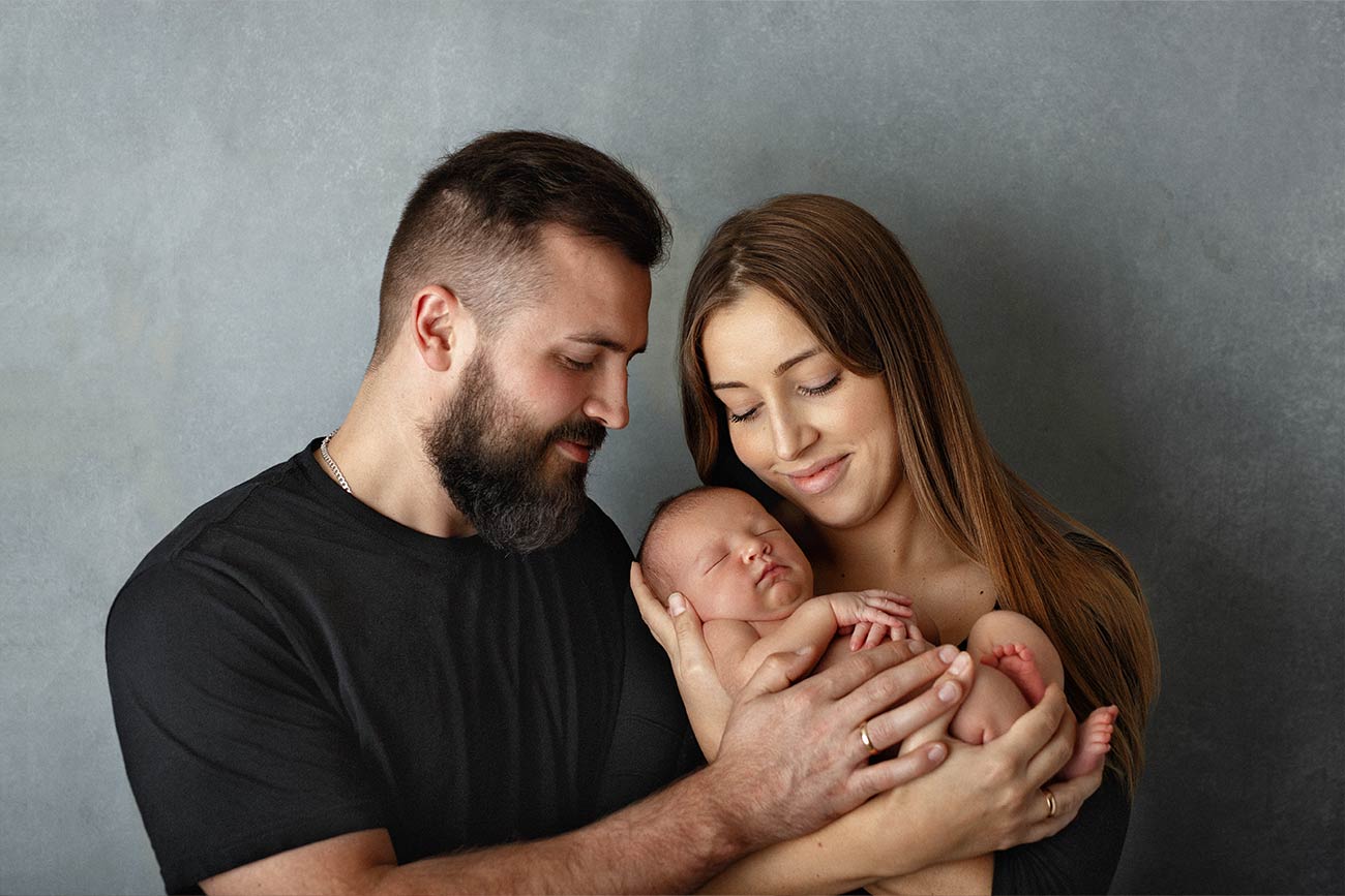 Baby mit Mama und Papa Fotografin in Nuernberg Neugeborenen Fotograf Nuernberg Familienfotos