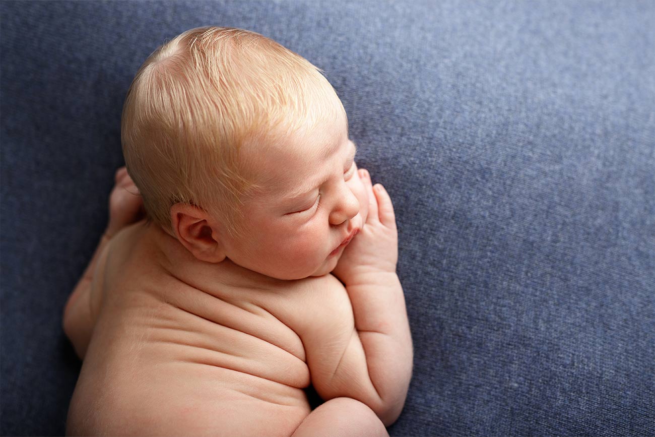 Baby beim Neugeborenen Fotoshooting Neugeborene shooting in Nuernberg