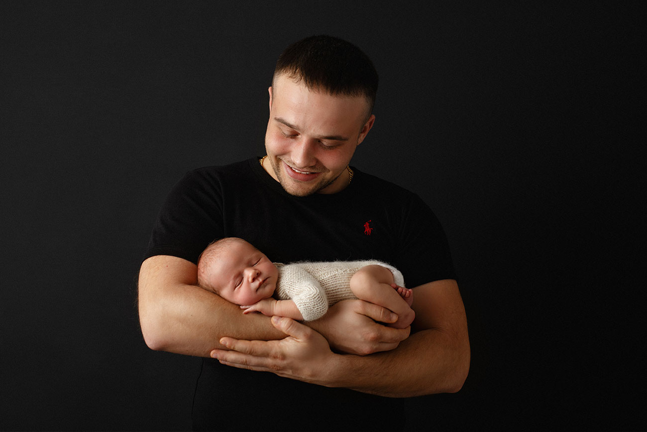 Fotografin für Neugeborene in Nuernberg Neugeborenes Fotos mit Papa
