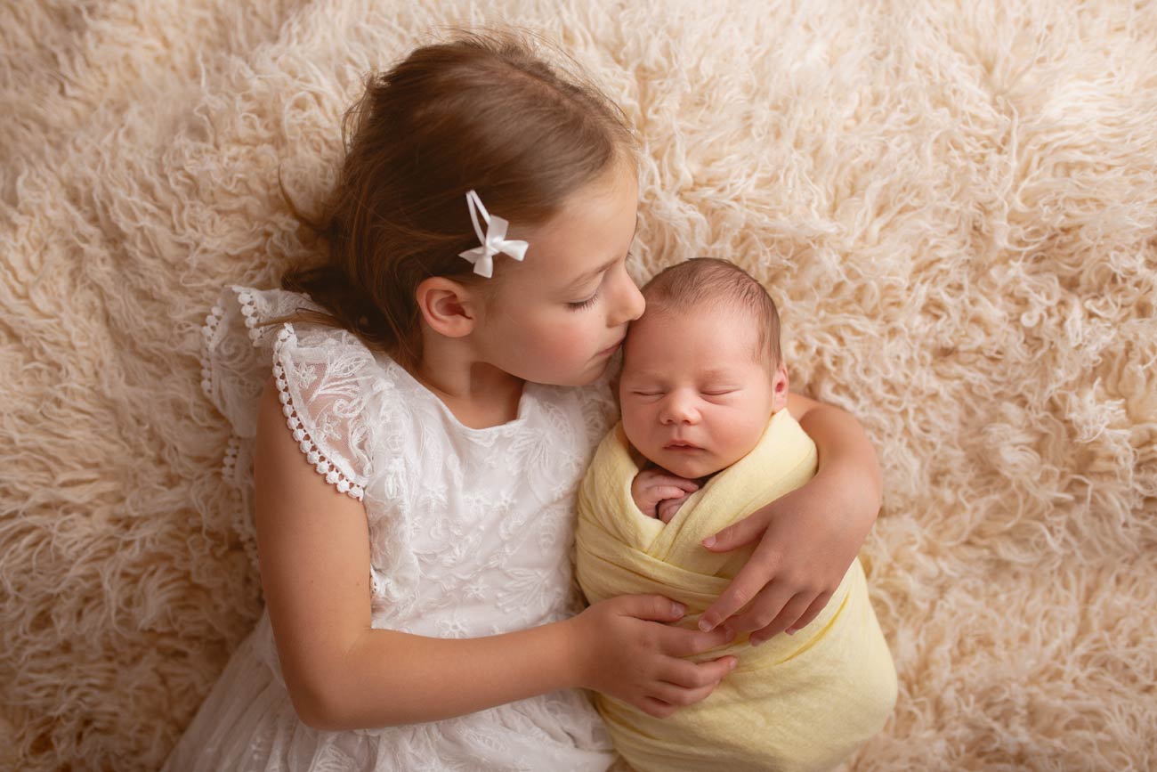Baby Fotos mit Geschwister Neugeborenenshooting in Nuernberg