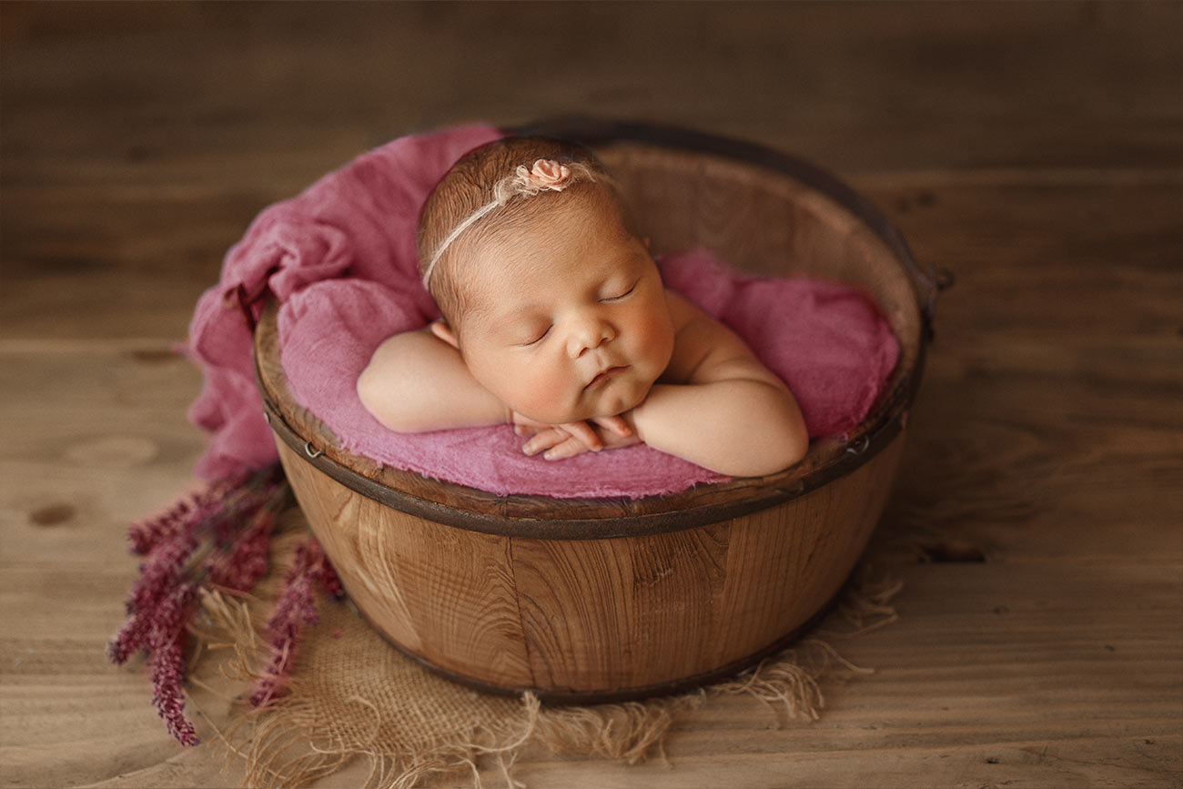 Newborn posing photoshooting neugeborene fotograf Nuernberg